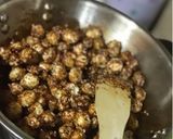 A picture of step 4 of Jaggery Caramelised Fox-nuts/Gud Makhana.