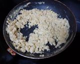 Foto del paso 1 de la receta Huevos revueltos con pavo y aguacate