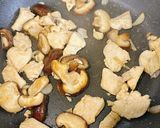 Hình bước làm 4 của món Ức gà xào nấm đông cô tươi - healthy cùng Chin