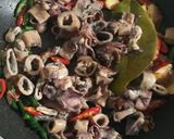 Foto langkah ke 2 dari resep Cumi asin cabe hijau.