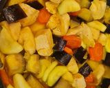 Foto del paso 5 de la receta: Salteado de pollo con calabacín, berenjena y zanahorias al curry