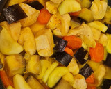 Foto del paso 5 de la receta: Salteado de pollo con calabacín, berenjena y zanahorias al curry