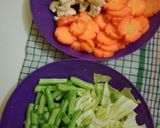 Foto langkah ke 1 dari resep Sayur sop ayam seger.