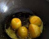 A picture of step 4 of Bengali Potato Omelette Curry.