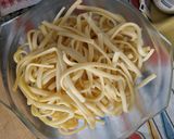Foto del paso 1 de la receta: Torrejitas de fideos con queso y perejil