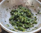 कांद्याची पात भाजी शेंगदाणा लावून (kandyachi pat bhaji recipe in marathi) रेसिपी स्टेप 2 फोटो