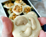 Foto del paso 5 de la receta: Chocolatinas de chocolate blanco con kikos, y con anacardos al punto de sal