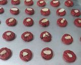 Foto langkah ke 4 dari resep Red Velvet Almond Chochochip.