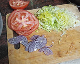 Foto del paso 2 de la receta: Hamburguesa de fiambre con lechuga, tomate, cebolla y queso