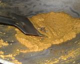 A picture of step 3 of Besan ka halwa.