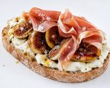 Foto del passaggio 4 della ricetta Bruschettone Gourmet fichi, burrata e crudo 🍞🍯