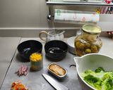 Foto del paso 1 de la receta: Ensalada de salmón y palitos de cangrejo