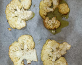 Foto del paso 2 de la receta: Coliflor al horno con langostinos en salsa oriental
