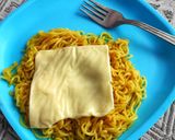 A picture of step 5 of Cheesy maggi.