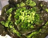 Une image de l'étape 8 de Laitue rougette aux petits oignons blancs et herbes aromatiques.