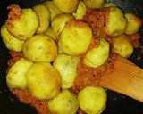 A picture of step 3 of Dum Aloo.