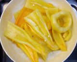 Fűszeres csirkeszárnyak hagyma ágyon fahéjas almával besütve recept fázis 2 fotója