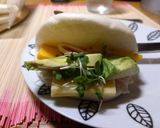 Foto del paso 2 de la receta: Bao buns rellenos con aguacate y quesos cheddar y cress (berro germinado)