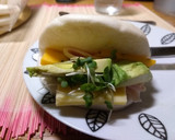 Foto del paso 2 de la receta: Bao buns rellenos con aguacate y quesos cheddar y cress (berro germinado)