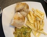 Foto del paso 2 de la receta: Merluza austral a la mantequilla con fideo de zapallo italiano y papas fritas