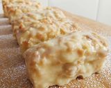 Foto del paso 11 de la receta: Bizcochitos de coco con cobertura crujiente de chocolate blanco y almendras (SIN GLUTEN)