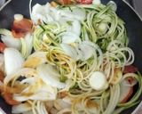 Foto del paso 1 de la receta Spaghetti de calabacín con verduras y frankfurt