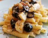 Foto del paso 5 de la receta: Zita al aglio olio con bacalao, olivas negras y alcaparras