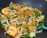 Foto langkah ke 4 dari resep Kwetiau Goreng Udang dan Bakso.