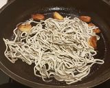 Foto del paso 2 de la receta Gulas Flambeadas al Ajillo con toque de Pimentón Rojo