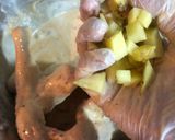 صورة لخطوة 4 من وصفة دجاج مشوي متبل بالروب ومحشو بالبطاطا بنكهه الفحم 🤤