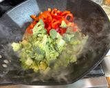 A picture of step 2 of Linguine w/Shrimp and veggies Stir Fry.