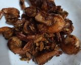 Foto langkah ke 8 dari resep Udang Bawang Goreng Sambal Embe.