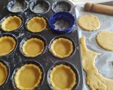 Foto del passaggio 4 della ricetta Roselline di pasta frolla con mele e crema pasticcera