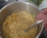 Foto del paso 2 de la receta: Pasta con salsa cremosa de salmón y bimi