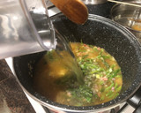 Foto del paso 3 de la receta: Caldillo o sopa de espárragos con huevo poche y crujiente de jamón