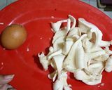 Foto langkah ke 1 dari resep Oseng jamur tiram dan telur.