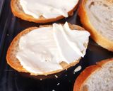 Une image de l'étape 2 de Toasts crème de camembert ail et Tomates confites 🍅.