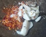 A picture of step 1 of Lehsan ki simple chutney.
