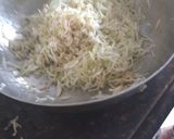 A picture of step 1 of Bottle gourd halwa with nuts and saffron.