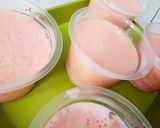 Foto langkah ke 3 dari resep Puding Lumut Strawberry.