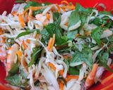 Hình bước làm 2 của món Gỏi ngó sen bồn bồn trộn tôm