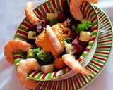Foto del paso 4 de la receta: Ensalada improvisada con langostinos, frutos secos y queso
