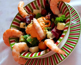 Foto del paso 4 de la receta: Ensalada improvisada con langostinos, frutos secos y queso