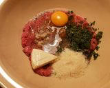 Foto del paso 1 de la receta Albóndigas en salsa de berenjenas y cebollas