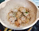 รูปขั้นตอนการทำที่ 2 ของ หมูก้อนทอดเห็ดเข็มทอง