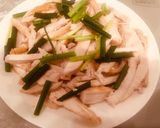 Hình bước làm 2 của món Salad lườn gà của họ