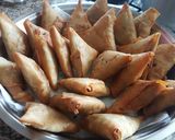 A picture of step 4 of Chicken charcoal samosas.