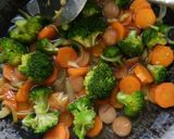 Foto langkah ke 6 dari resep Tumis Brokoli Wortel + Sosis.