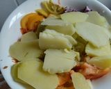 Foto del paso 3 de la receta: Ensalada🥙tibia de papa, zanahoria🥕tomate🍅cebolla🧅 aguacate🧅🍅🥕🥑