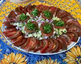 Une image de l'étape 17 de Salade composée de tomates noires, concombre, oignon rouge, feta et persil.